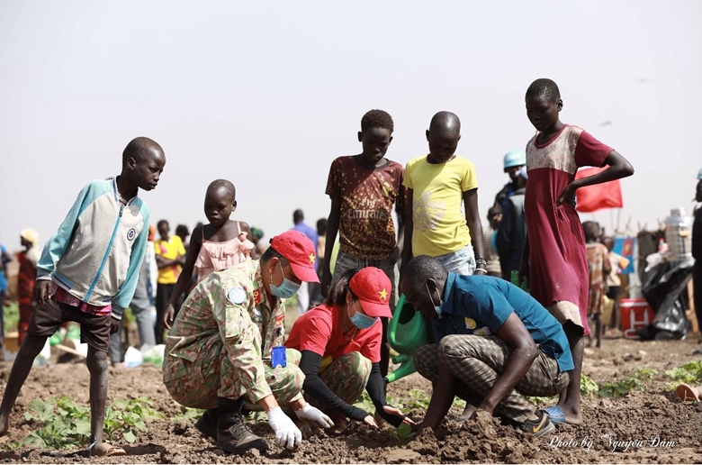 Vietnam’s field hospital’s youngsters instruct South Sudan residents to grow green vegetables